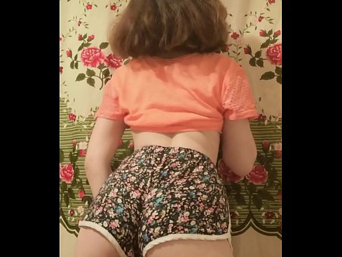 ❤️ Una ghjovana sexy si spoglia i pantaloncini davanti à a camera ️ Video porno à porn co.teenactivewear.ru ️❤