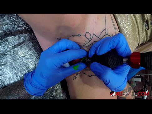 ❤️ Sully Savage, hottie estremamente tatuata, hà fattu un tatuatu nantu à u clitoris ️ Video porno à porn co.teenactivewear.ru ️❤