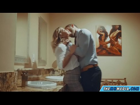 ❤️ Quandu una bionda tettona ti seduce in un bagnu publicu ️ Video porno à porn co.teenactivewear.ru ️❤